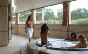 Ein Wellness-Bereich mit 2 Saunen und Whirlpool wird bei Bedarf geöffnet (Entgelt)